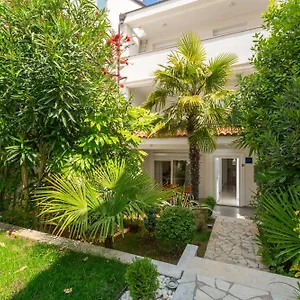 Apartment Modern Zen With Private Garden, Poreč